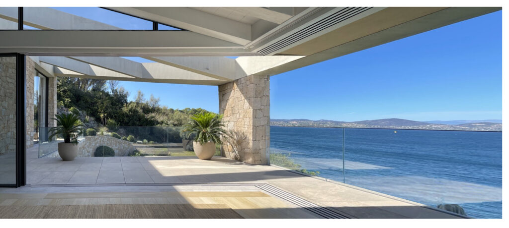 An expansive terrace dissolving the boundary between interior and exterior, offering uninterrupted views over the Mediterranean Sea.